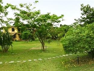 Hotel Sapana Village Lodge Chitwan Extérieur photo